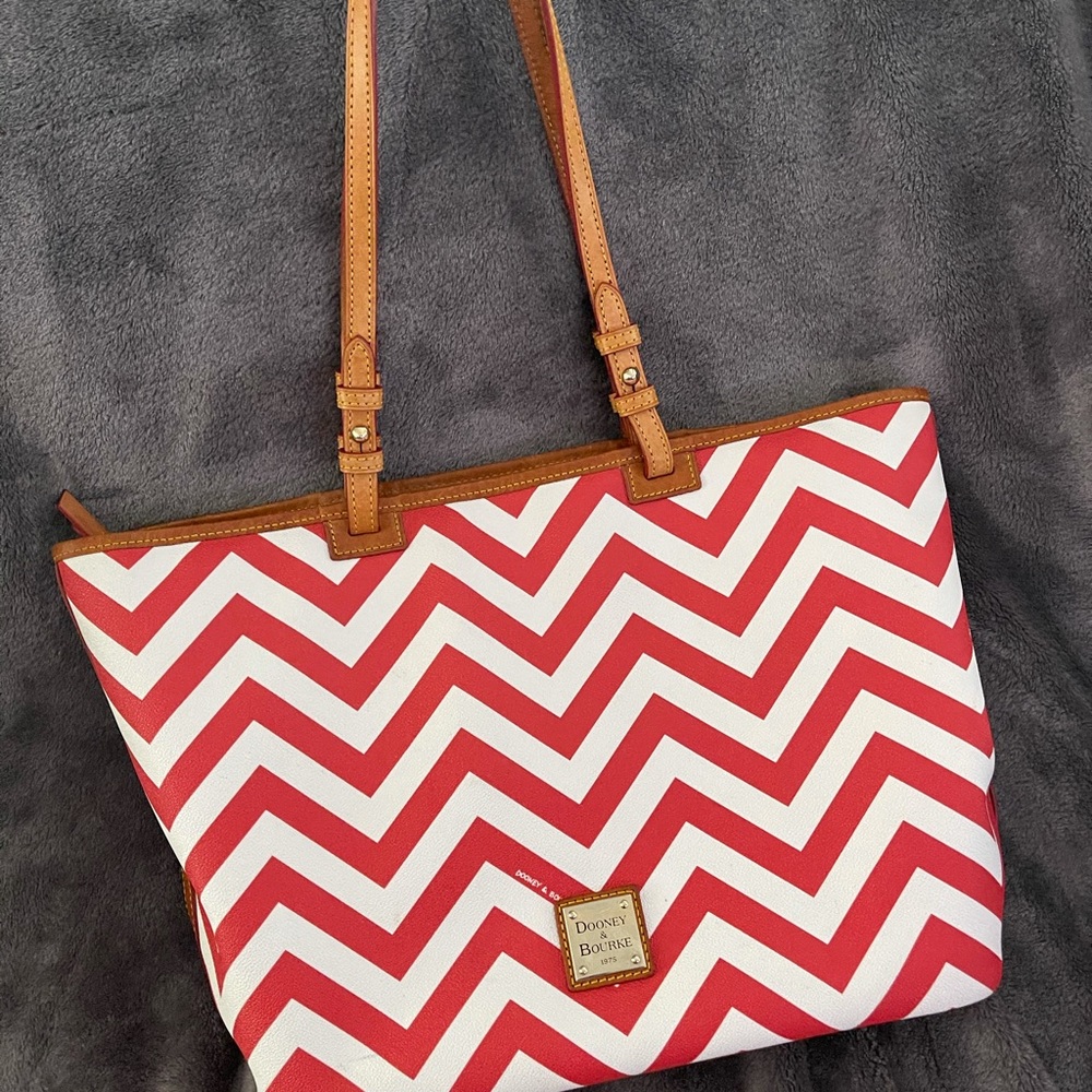 Beautiful Dooney & Bourke Chevron print Tote♥️♥️👜